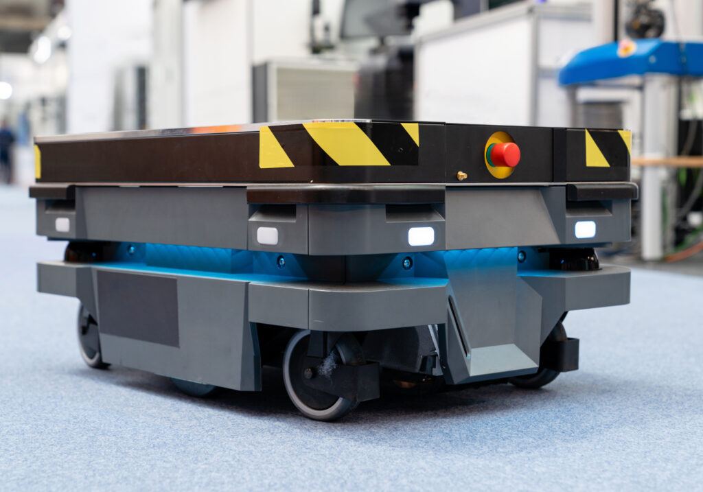 Mobile robot for transporting a box in a warehouse